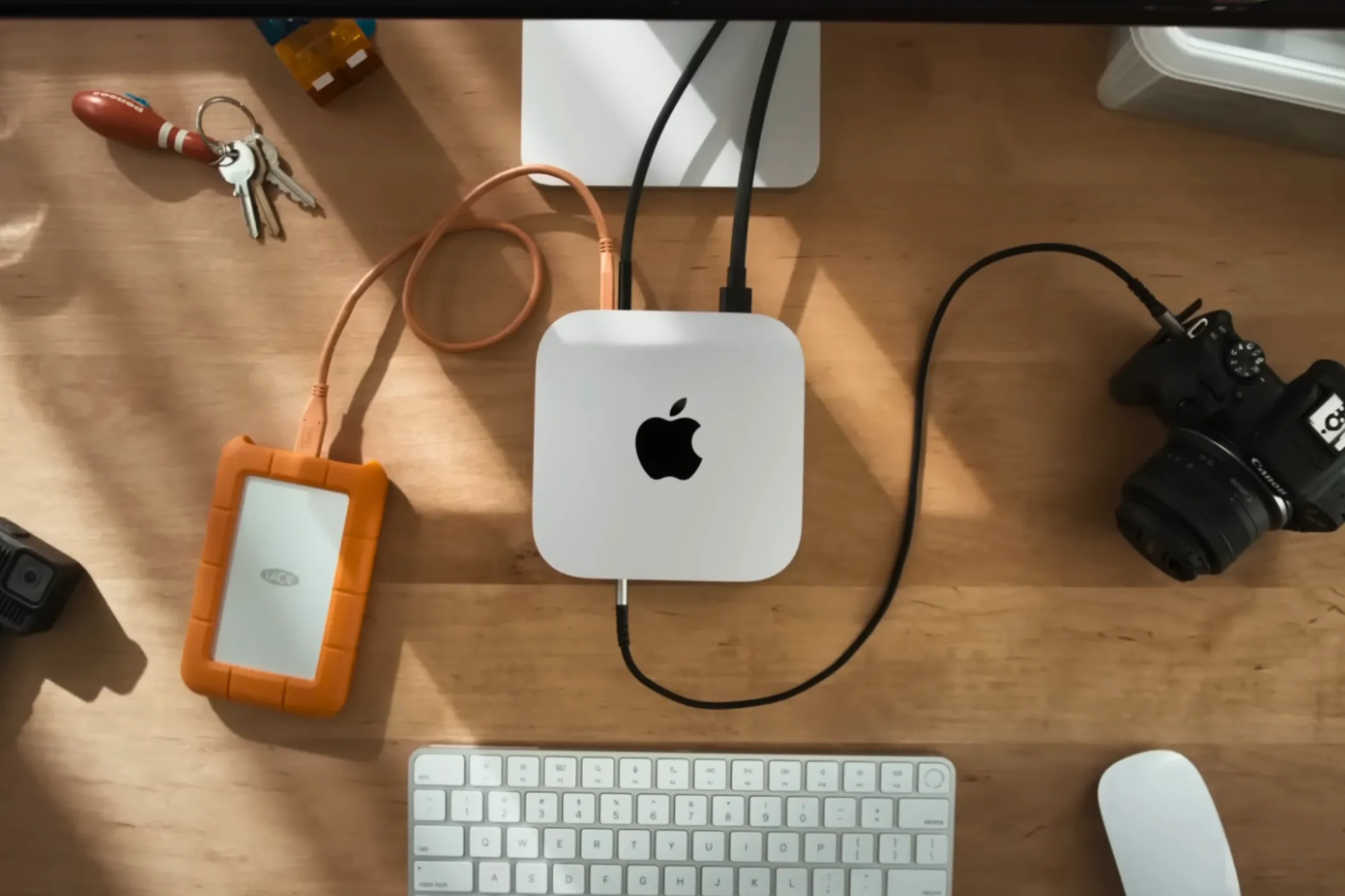Mac mini M4 trên bàn làm việc với các phụ kiện