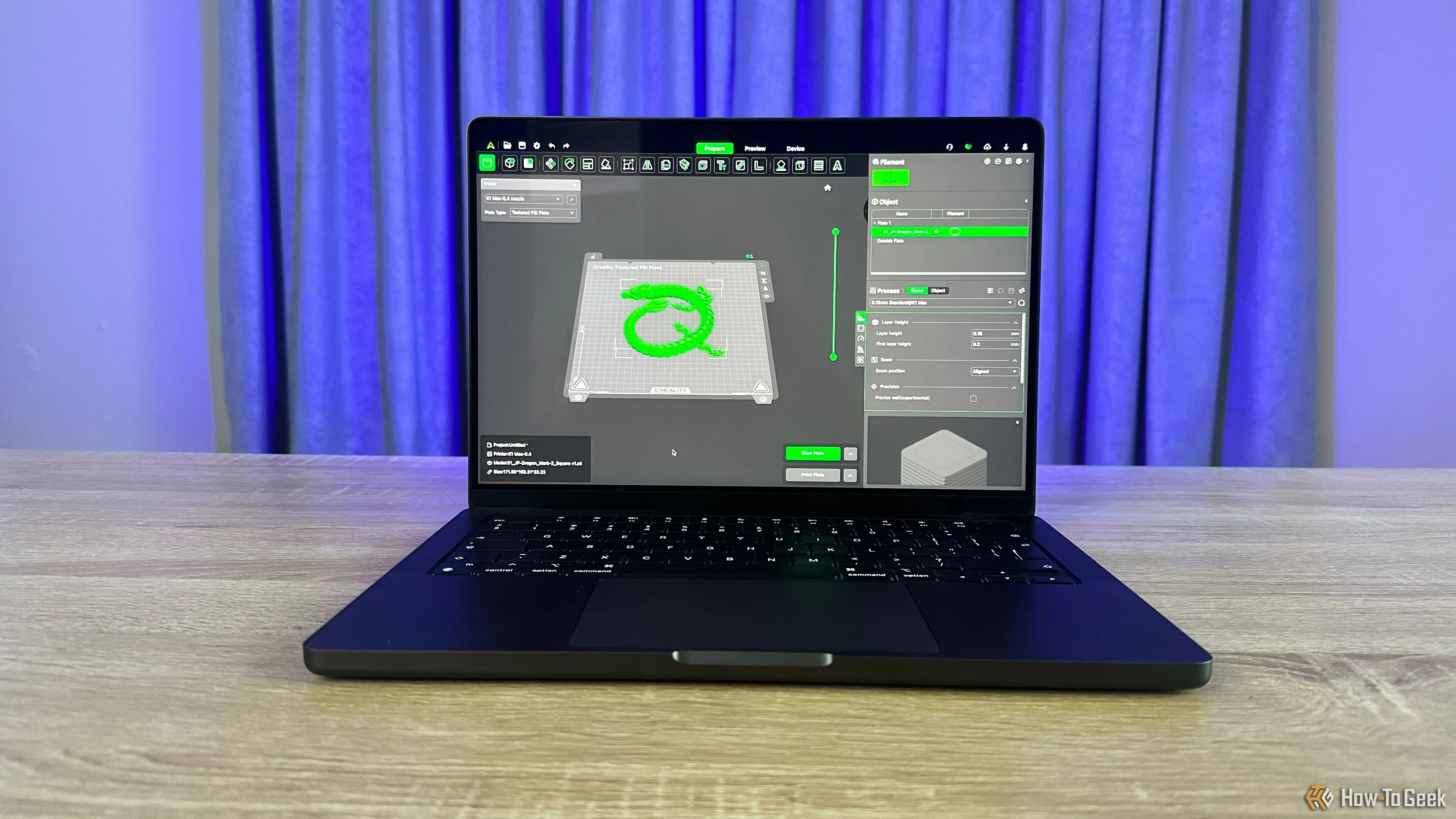 MacBook Pro M4 Pro của Apple trên bàn làm việc, màn hình hiển thị ứng dụng in 3D, tượng trưng cho hiệu năng mạnh mẽ trong môi trường chuyên nghiệp.