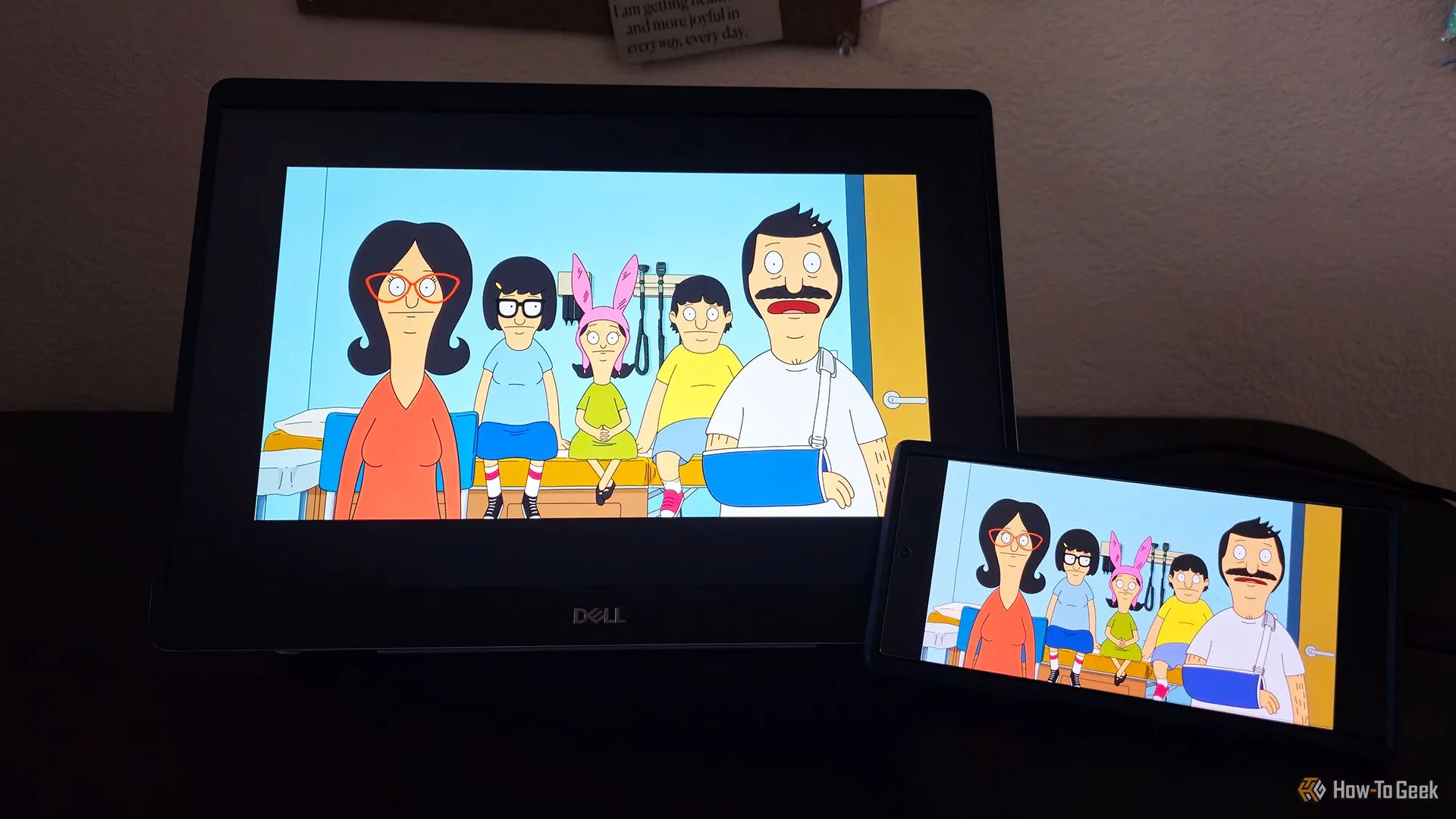 Màn hình Dell Pro 14 Plus hiển thị video từ điện thoại thông minh, hình ảnh sắc nét WUXGA.