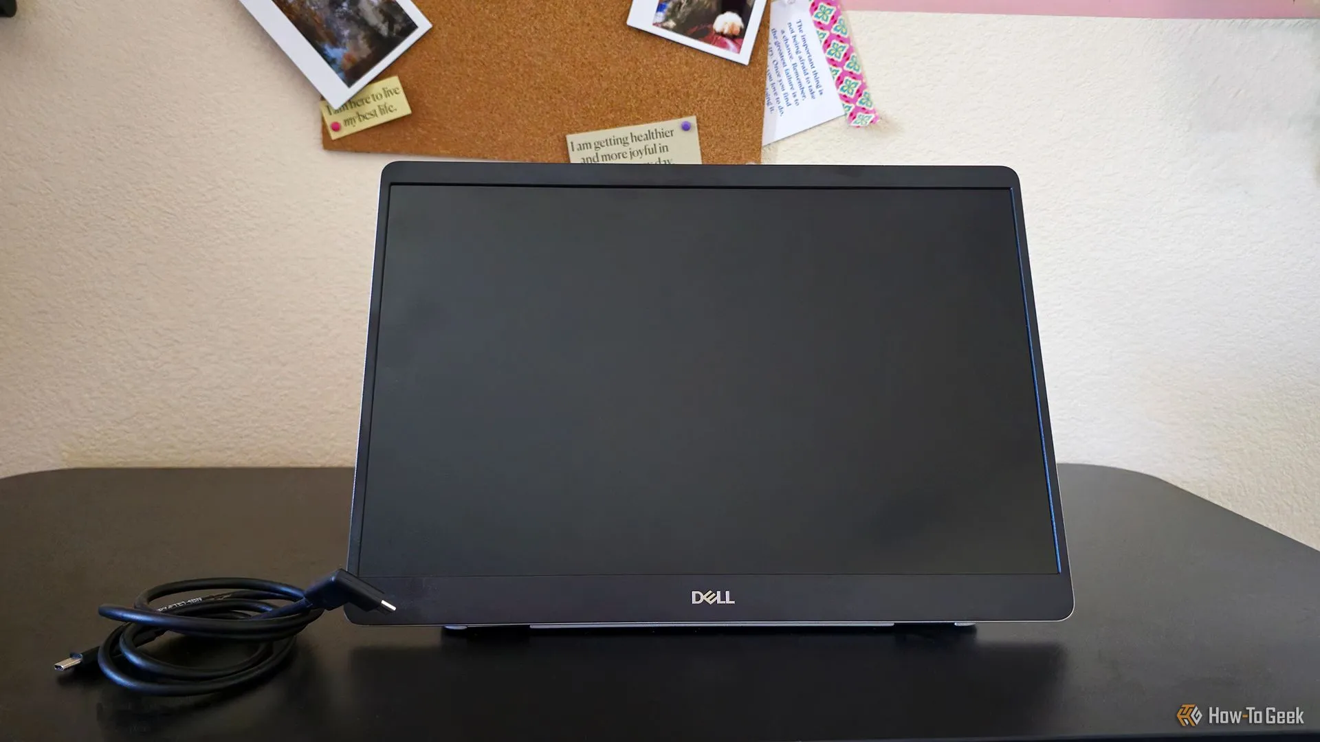 Màn hình di động Dell Pro 14 Plus khi tắt, đặt gọn gàng trên bàn làm việc.