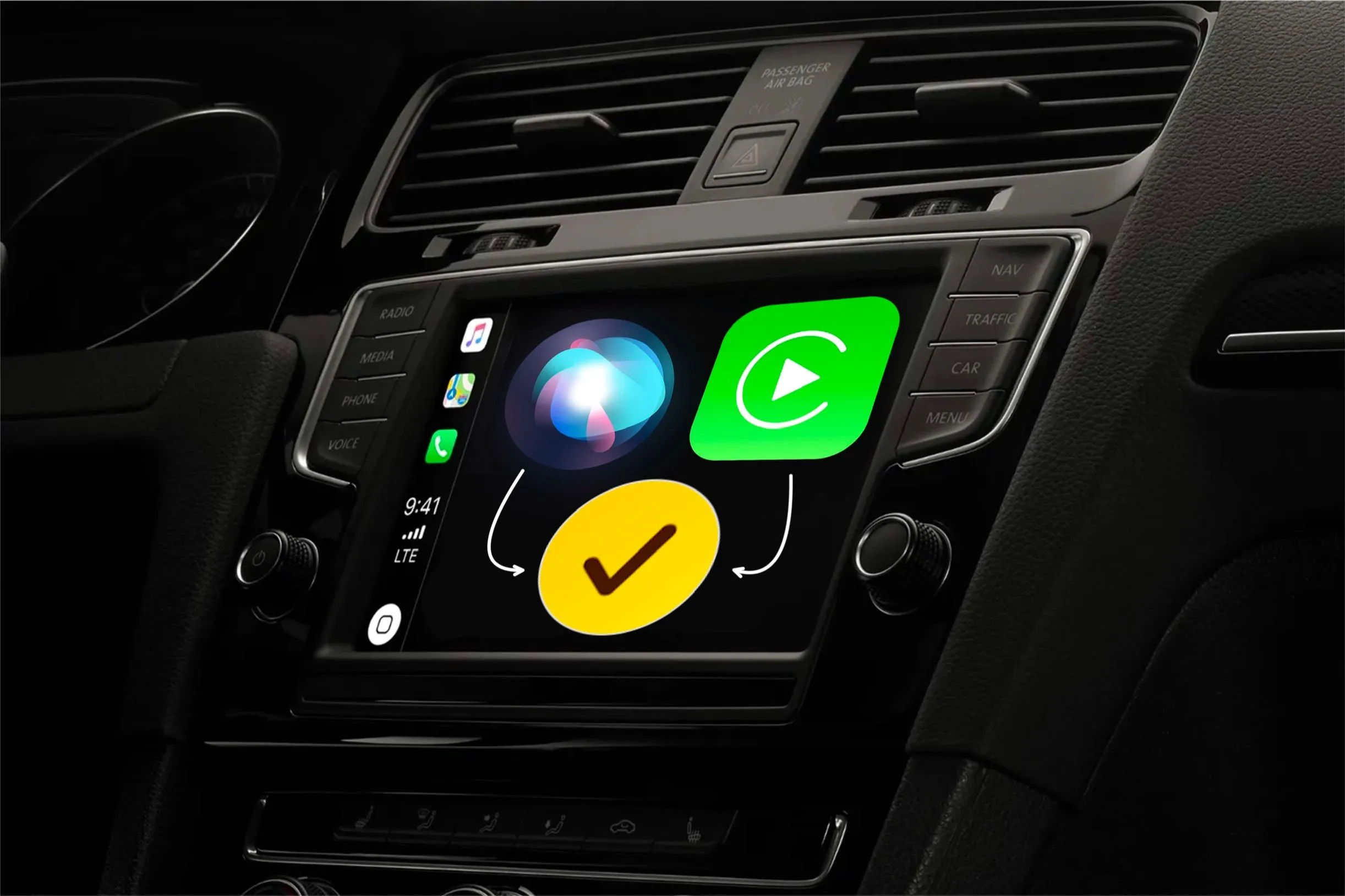 Màn hình hệ thống giải trí ô tô hiển thị các biểu tượng Siri, Check In và CarPlay, minh họa tiềm năng tích hợp Check In rảnh tay khi lái xe.