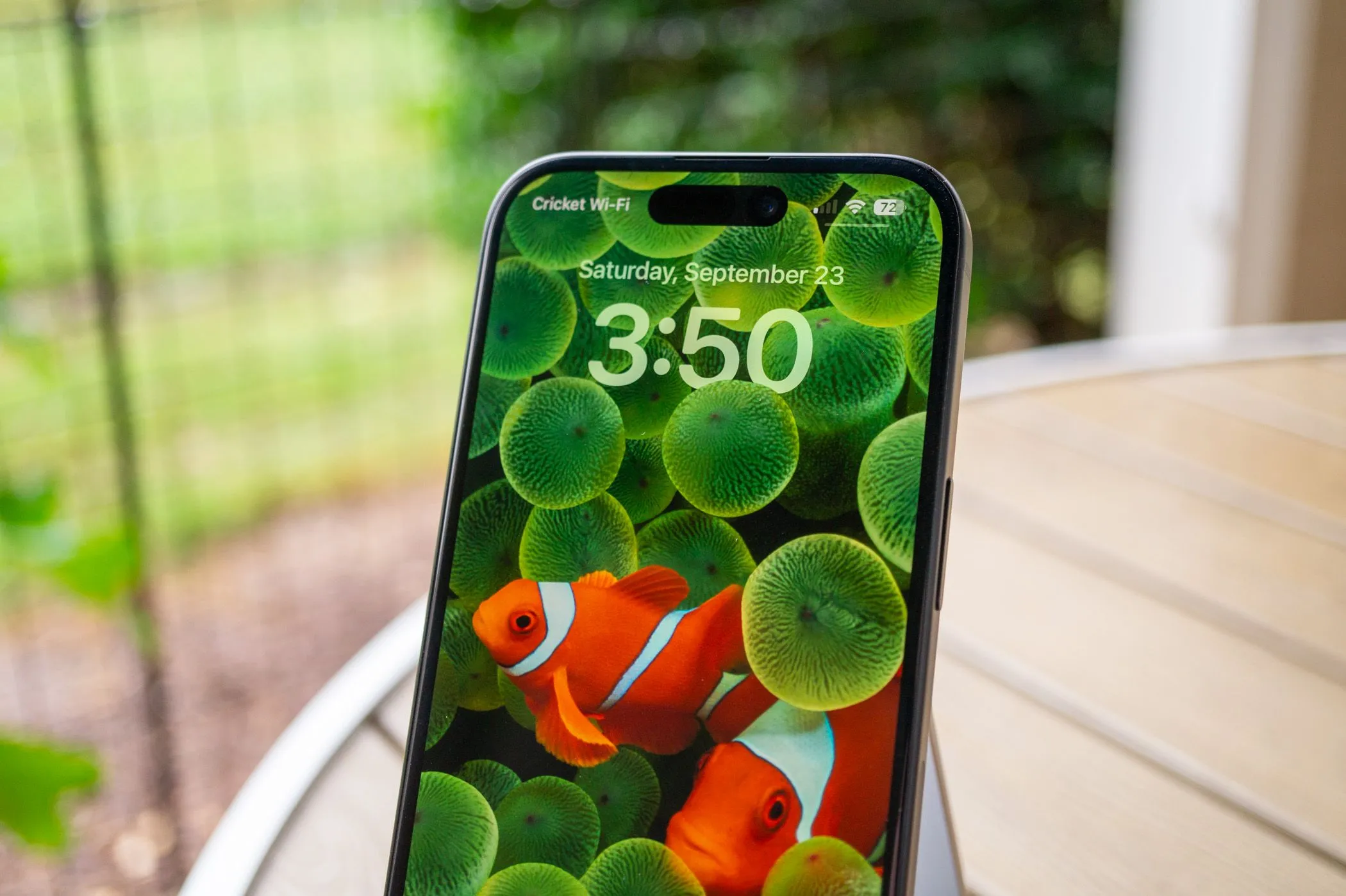 Màn hình khóa iPhone 15 với thông báo và widget.