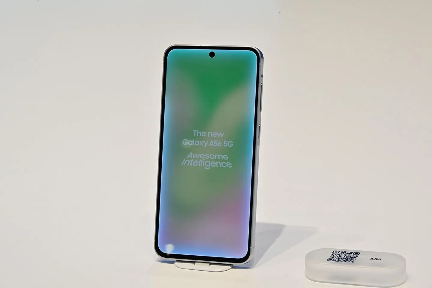 Màn hình lớn và viền mỏng của Samsung Galaxy A56 hiển thị giao diện người dùng sống động, tối ưu cho trải nghiệm xem nội dung.