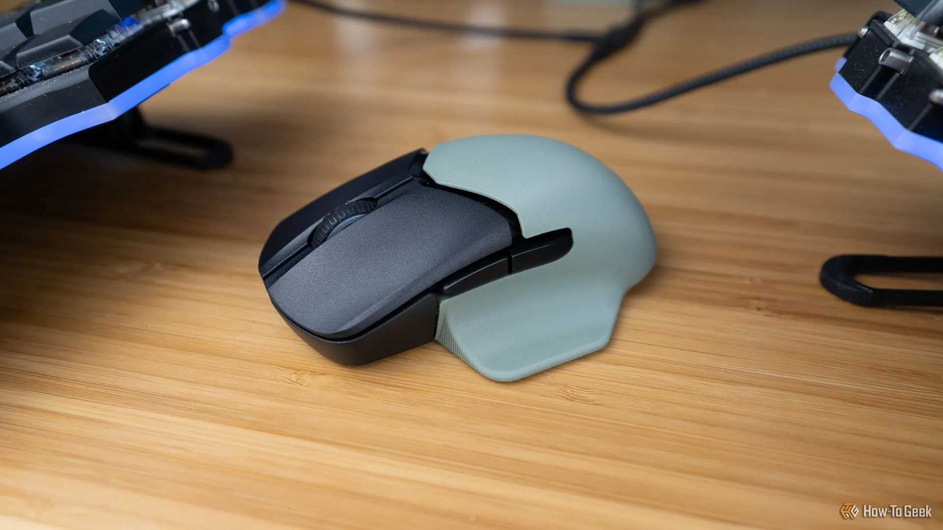 Mặt bên của chuột HyperX Pulsefire Saga Pro với vỏ 3D tùy chỉnh được in thử nghiệm