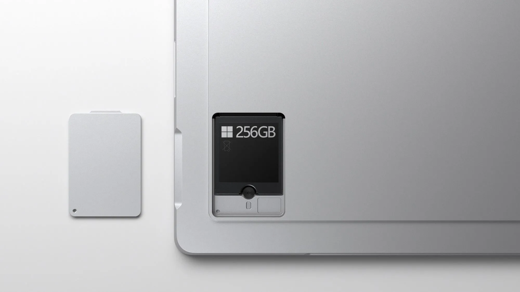 Mặt lưng của máy tính bảng Microsoft Surface với nắp che khe SSD đã tháo ra, cho phép nâng cấp lưu trữ