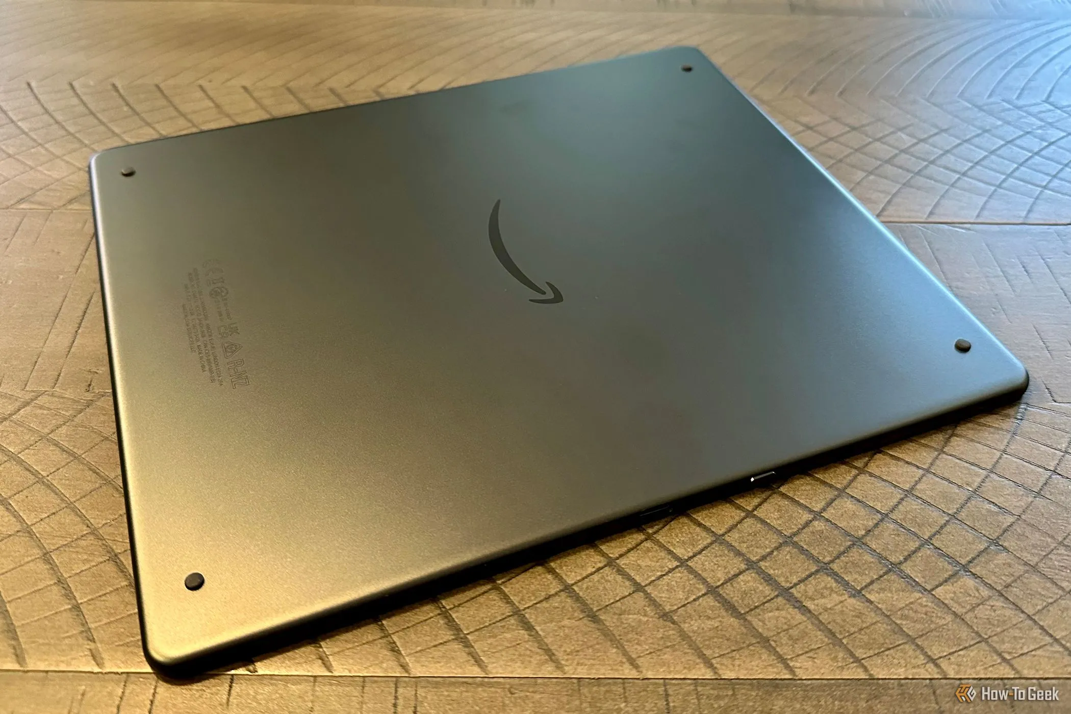 Mặt lưng máy đọc sách Kindle Scribe với nút nguồn