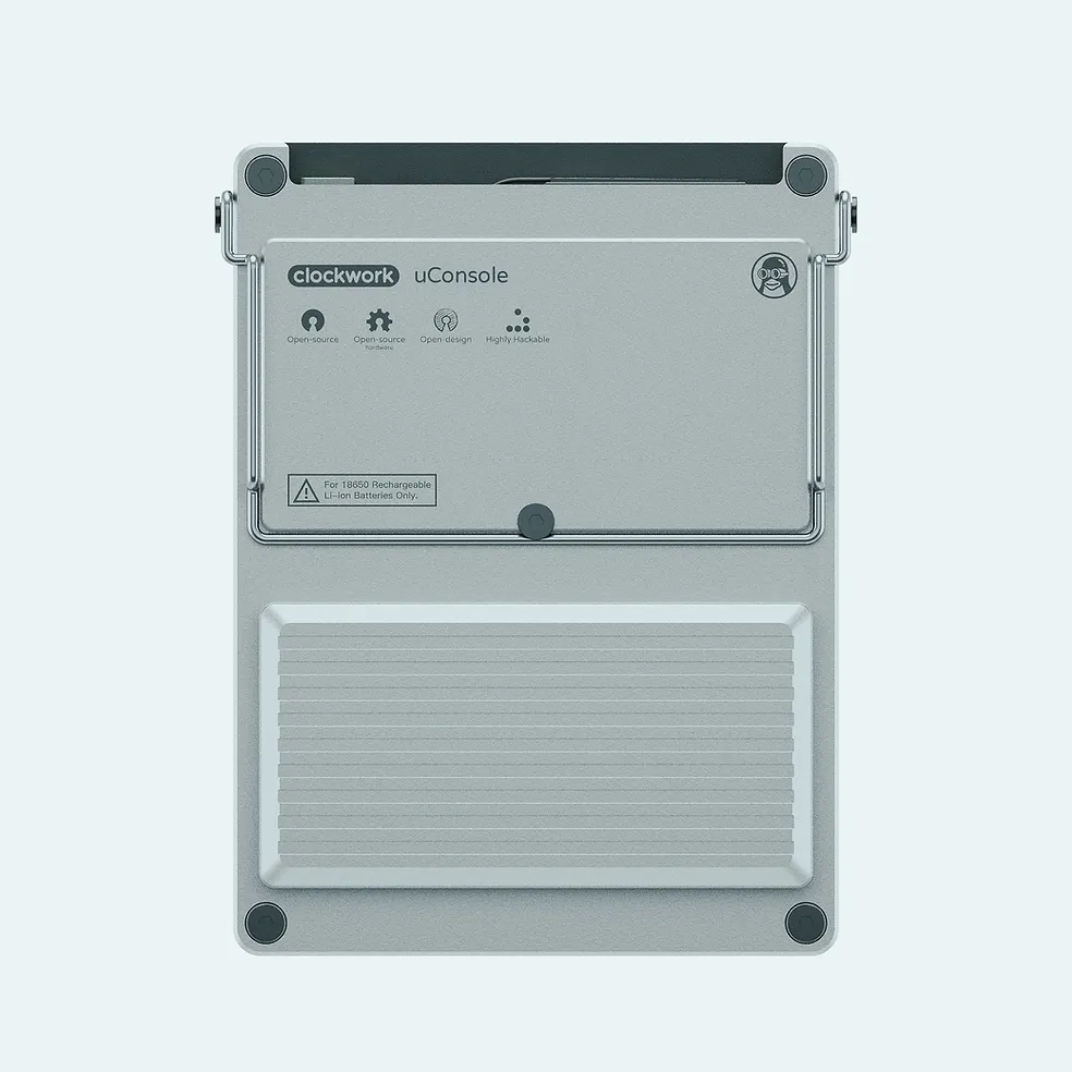 Mặt sau của ClockworkPi uConsole với các cổng kết nối và khe tản nhiệt.
