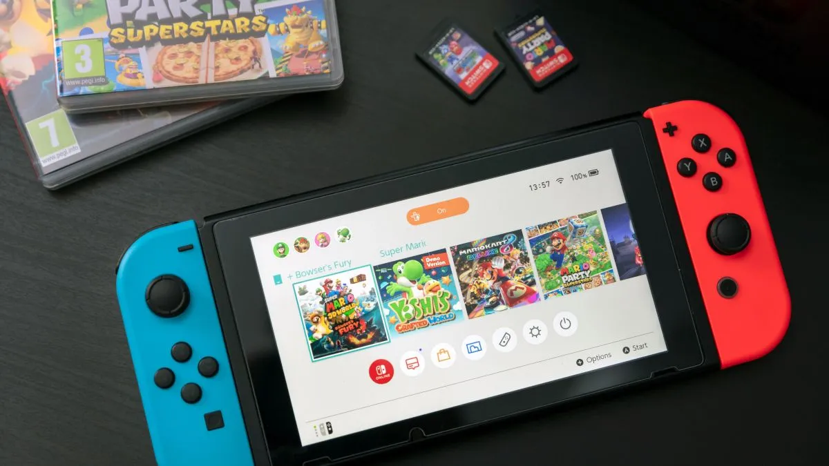 Máy chơi game Nintendo Switch với các băng game, minh họa khả năng quản lý dữ liệu lưu riêng biệt