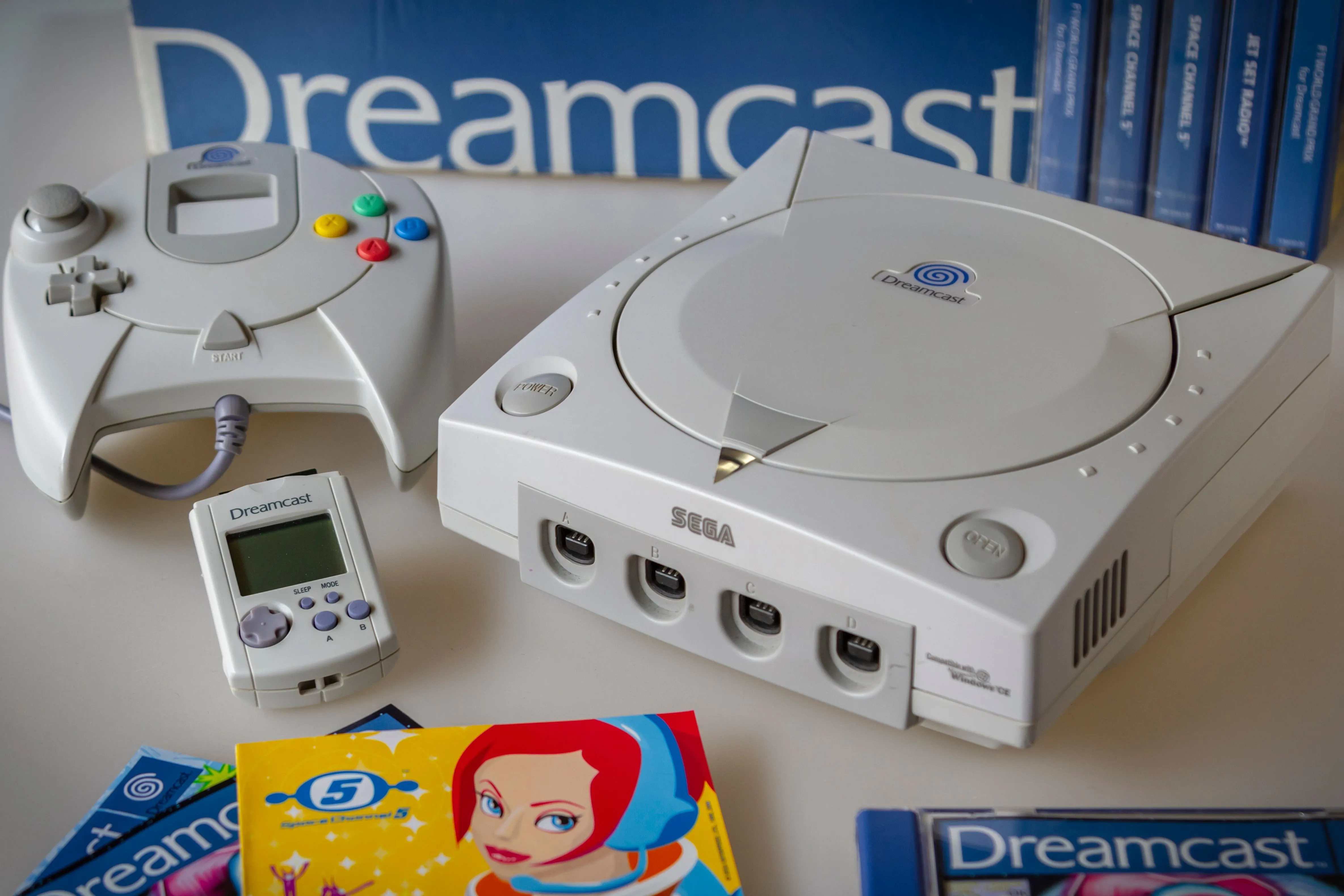 Máy chơi game Sega Dreamcast cùng bộ điều khiển và VMU, gợi nhớ kỷ nguyên game tầm trung sáng tạo