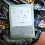 Máy đọc sách Amazon Kindle Gen 11 (2024) hiển thị menu cài đặt