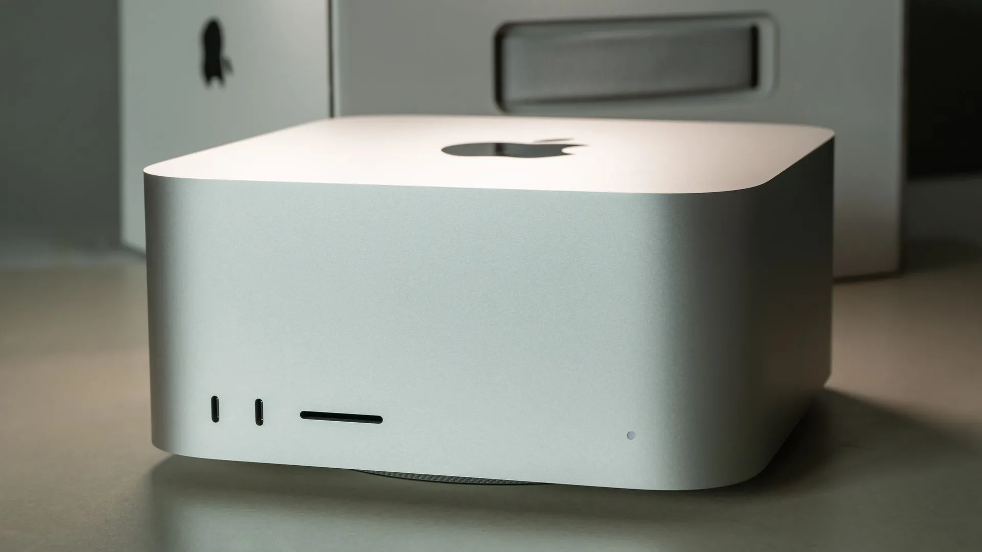 Máy tính Apple Mac Studio đặt trên bàn làm việc, với thiết kế khối vuông mạnh mẽ