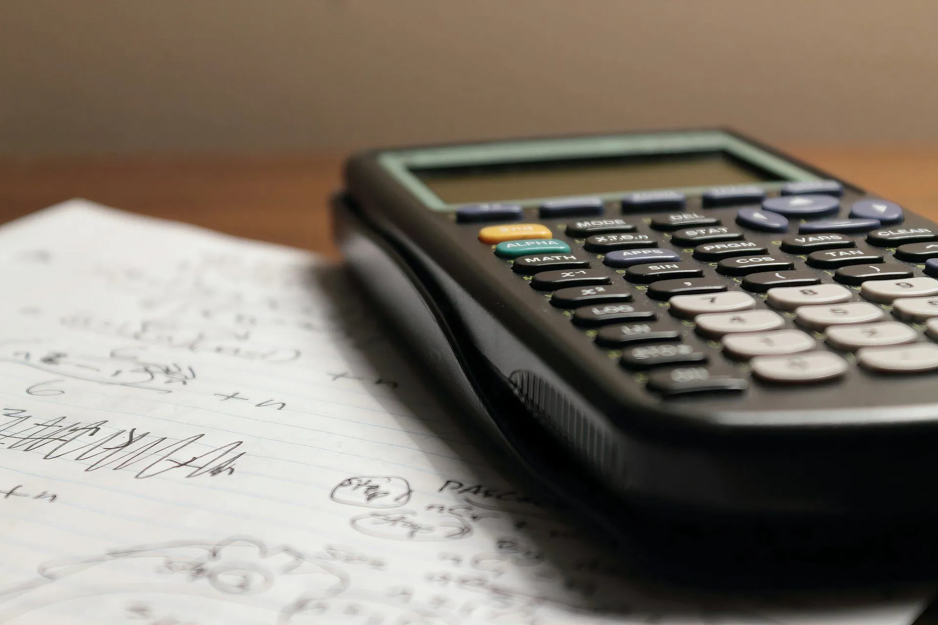 Máy tính bỏ túi đồ họa TI-84 Plus so sánh với sức mạnh tính toán của Python.
