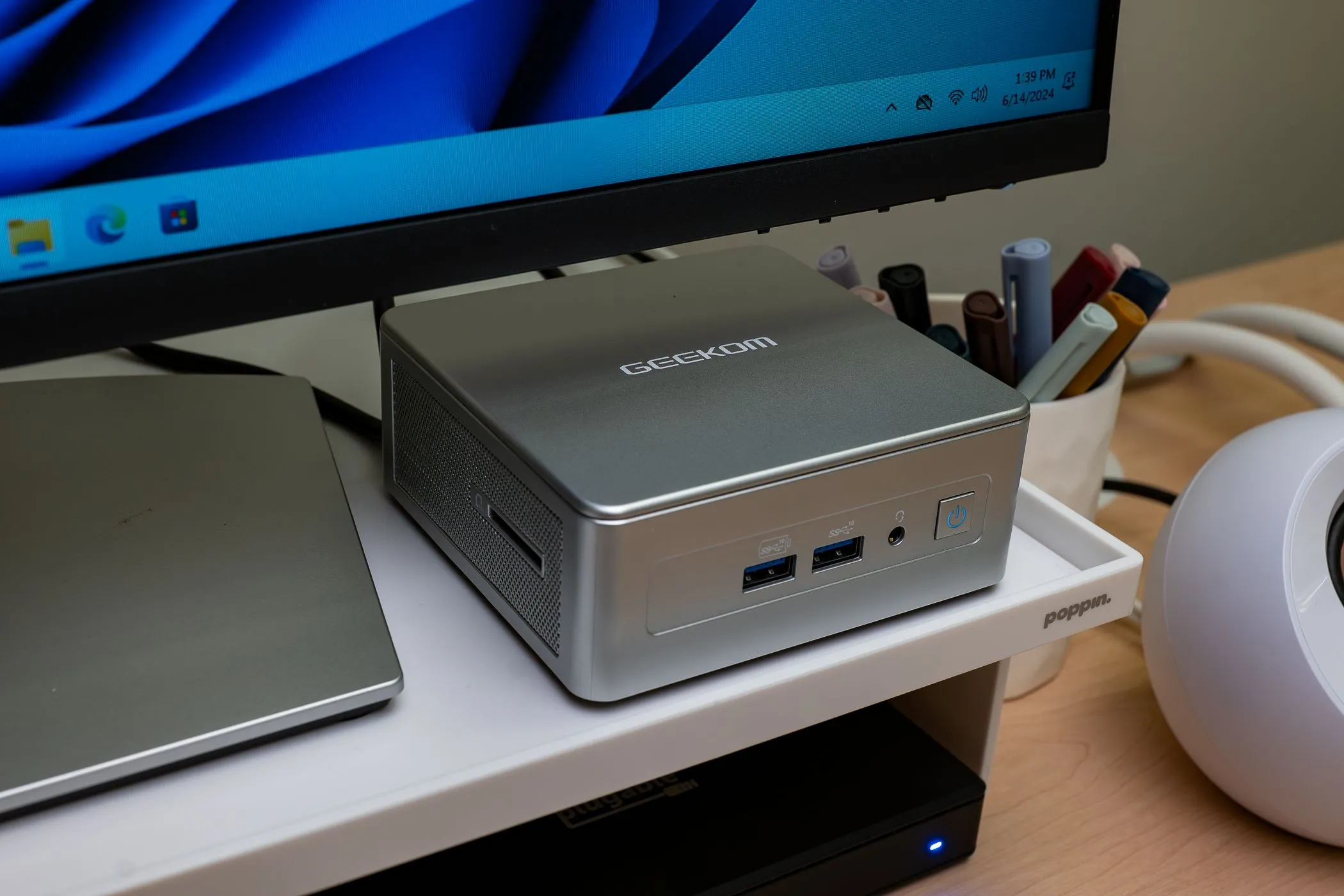 Máy tính Mini PC GEEKOM AE7 đặt trên bàn, tượng trưng cho khả năng làm home server hoặc streaming box mà tác giả đã cân nhắc.