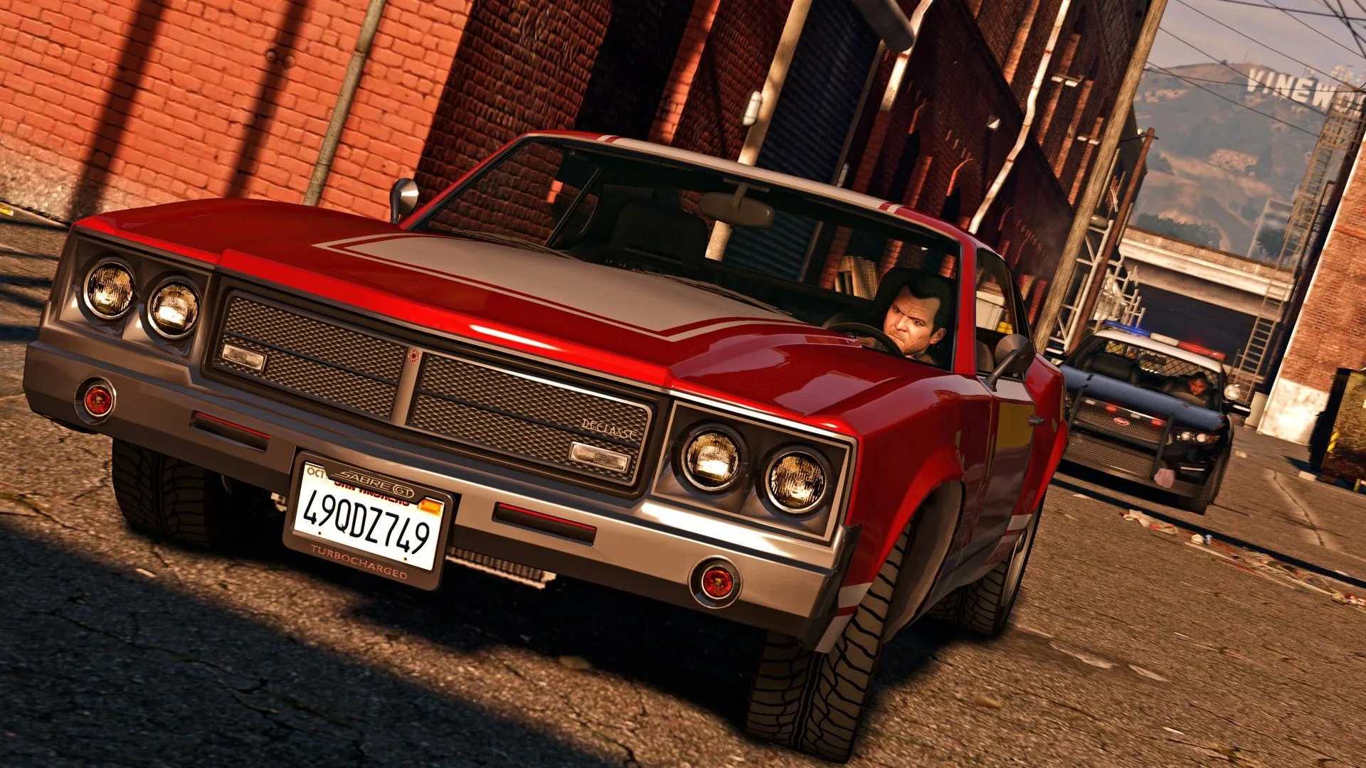 Michael đang lái xe trốn cảnh sát trong Grand Theft Auto V, minh họa trải nghiệm lái xe thú vị hơn nhờ các kênh radio và DJ độc đáo trong dòng game GTA.