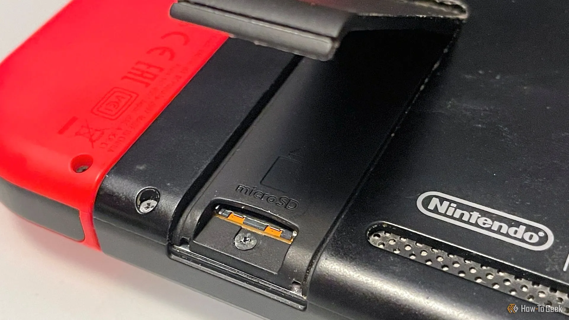 Mở nắp khe thẻ microSD ở mặt sau console Switch
