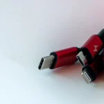 Một bó cáp sạc USB và Lightning nhiều màu, thể hiện sự đa dạng cổng sạc