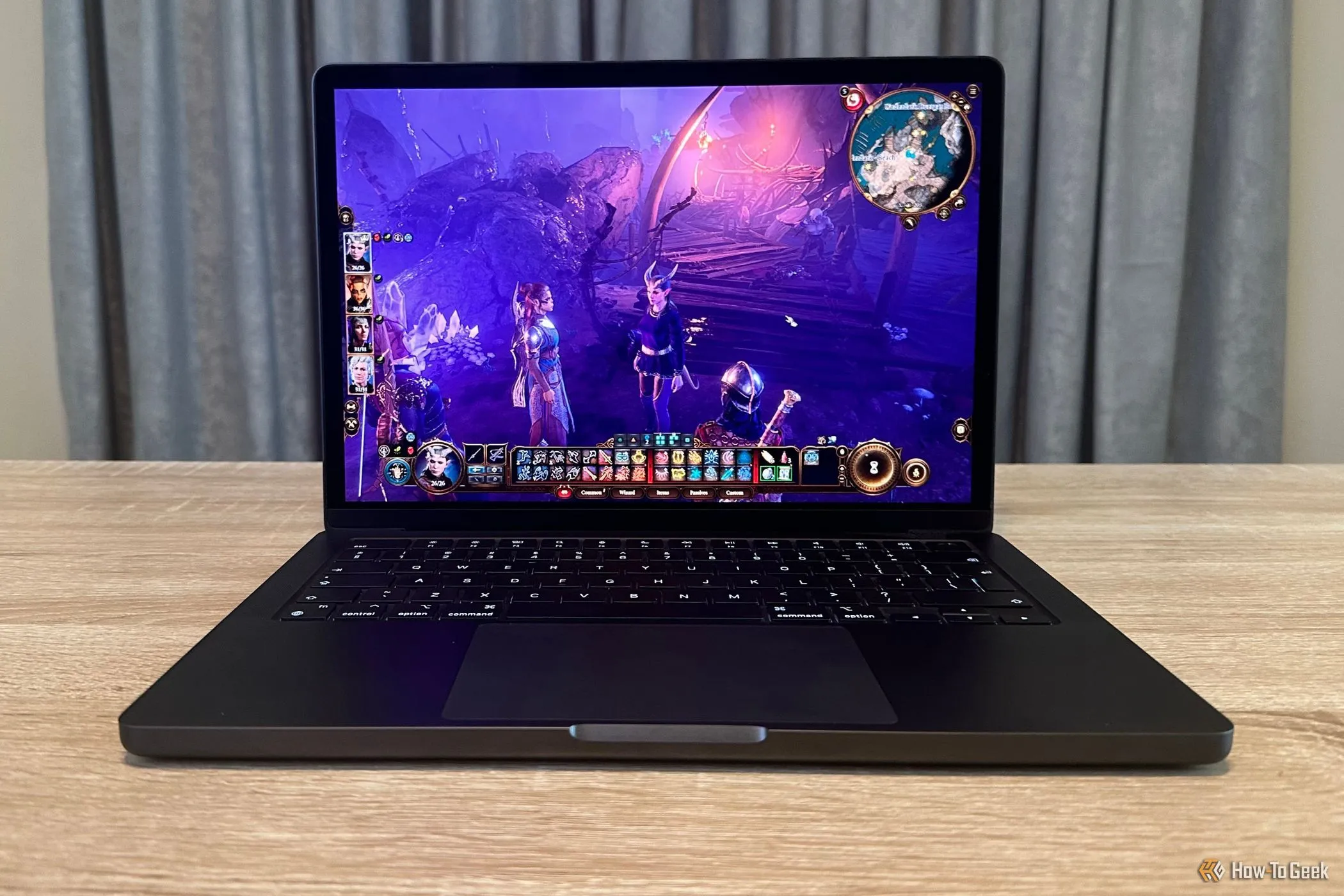 Một chiếc MacBook Pro M4 chạy game Baldur's Gate 3, minh họa khả năng chơi game của chip Apple Silicon