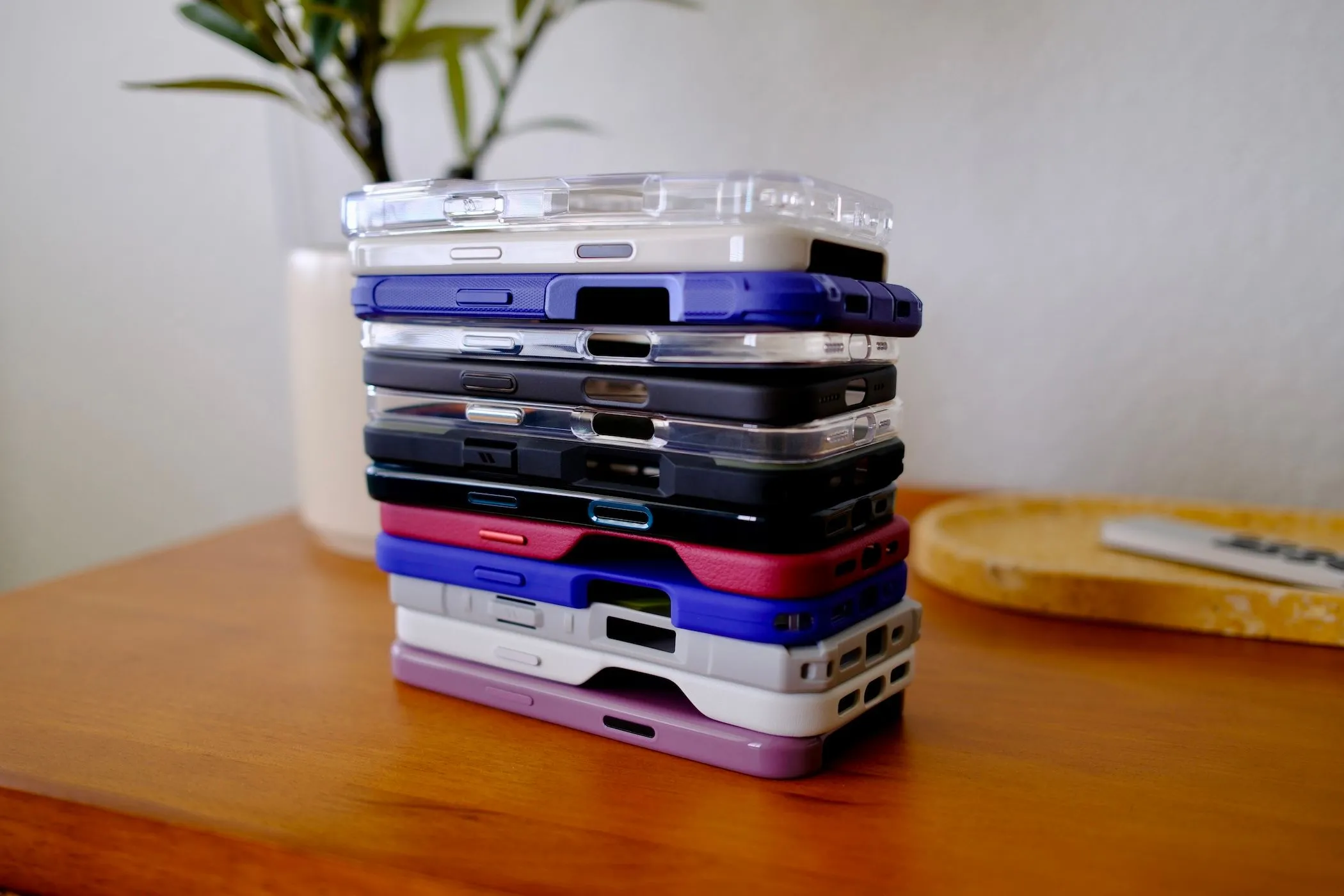 Một chồng ốp lưng iPhone 16 Pro với nhiều màu sắc và chất liệu khác nhau, minh họa cách làm mới điện thoại bằng ốp lưng