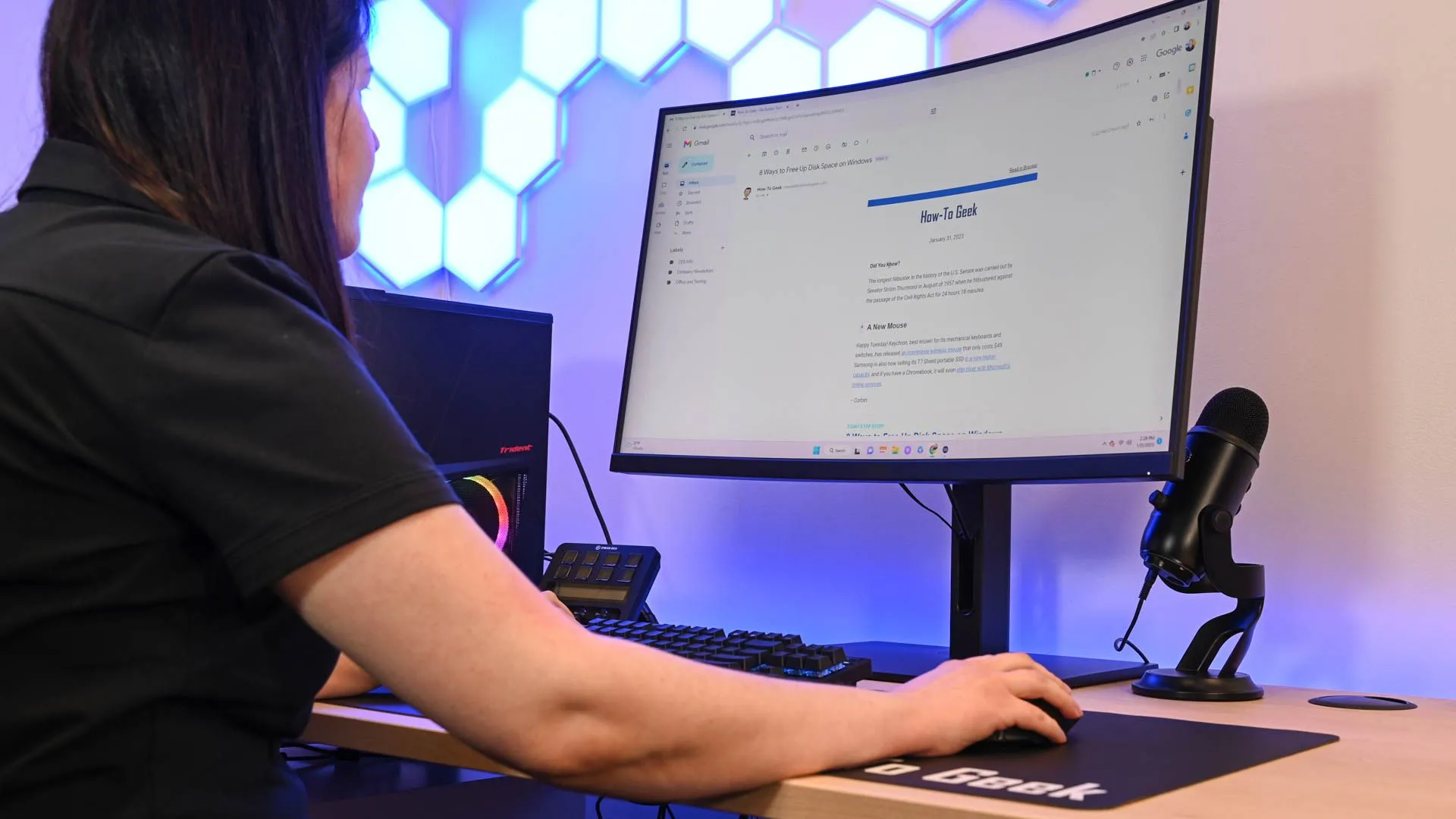 Một người đang đọc bản tin How-To Geek, liên quan đến các chủ đề bảo mật và quản lý mật khẩu, nhấn mạnh tầm quan trọng của việc cập nhật thông tin bảo mật.