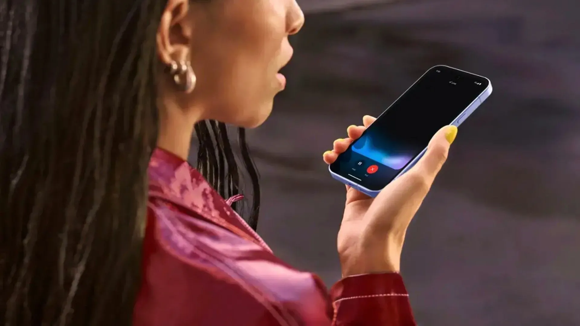 Một người phụ nữ đang sử dụng điện thoại Google Pixel 9a, dường như đang tương tác bằng giọng nói với AI Gemini, minh họa tính năng thông minh.