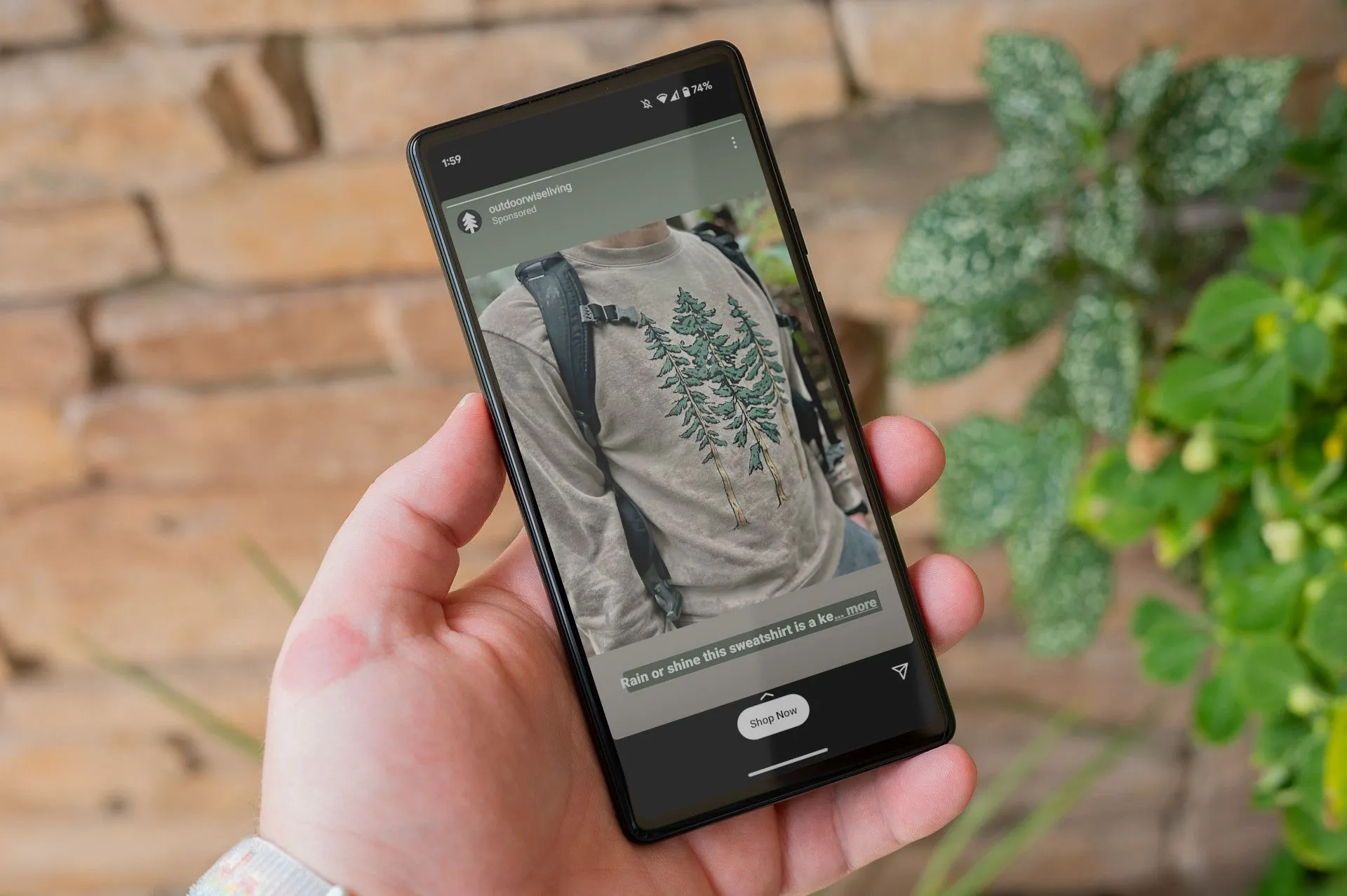 Một quảng cáo Instagram hiển thị trên màn hình điện thoại, minh họa cách tránh bị nhắm mục tiêu bởi quảng cáo điện thoại mới