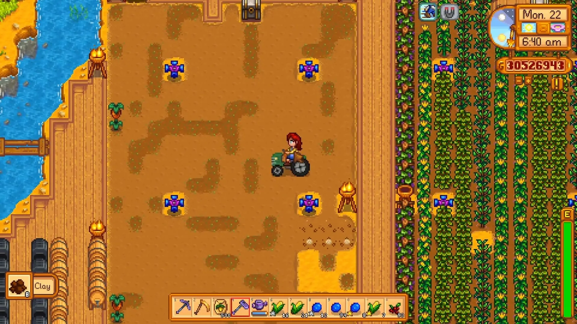 Người chơi đang cưỡi máy kéo trên nông trại ở Đảo Gừng trong Stardew Valley, thể hiện hiệu quả của Tractor Mod trong việc canh tác.