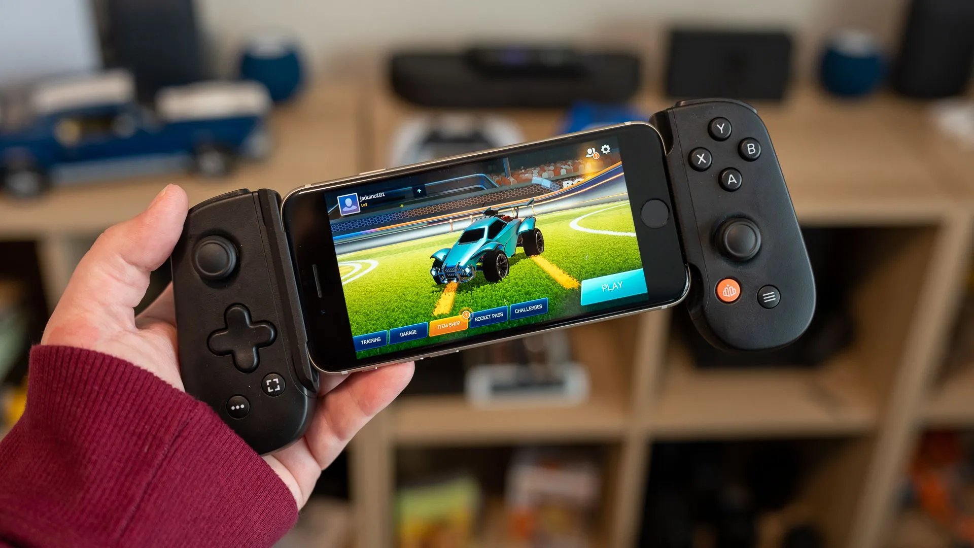 Người đang chơi game di động bằng tay cầm Backbone gắn vào điện thoại, thể hiện trải nghiệm game casual và tiện lợi trên Android.