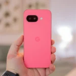 Người dùng cầm điện thoại Google Pixel 9a màu đen, thể hiện mặt lưng và cụm camera đặc trưng