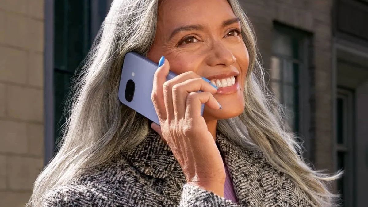 Người dùng đang sử dụng điện thoại Google Pixel 9a, thể hiện trải nghiệm cầm nắm và gọi điện thực tế