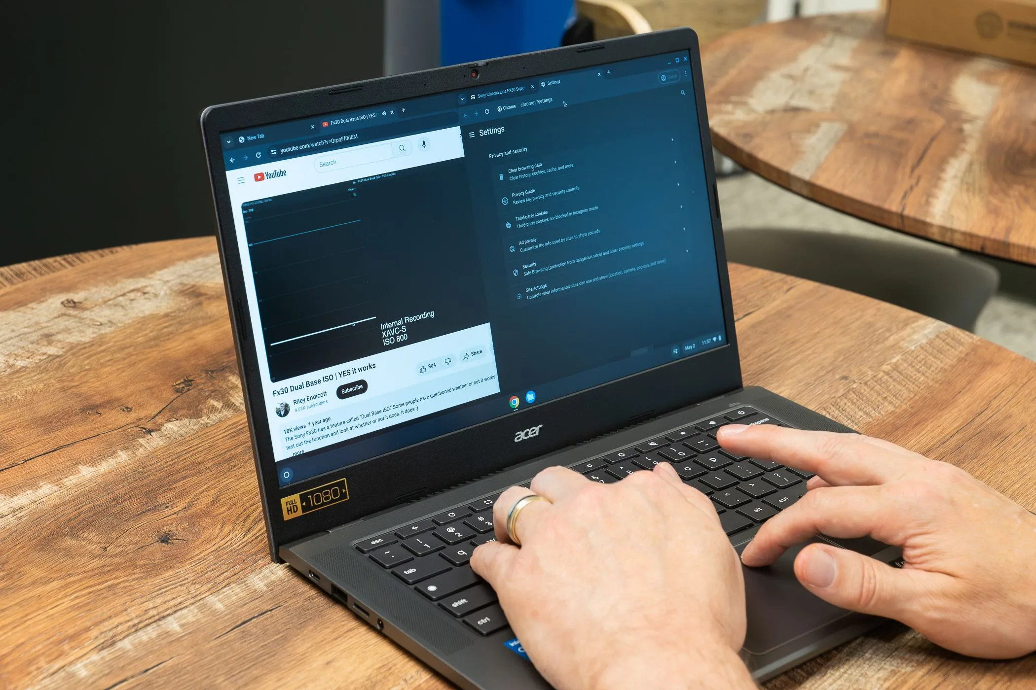 Người dùng đang tương tác với Acer Chromebook bằng tính năng Face Control