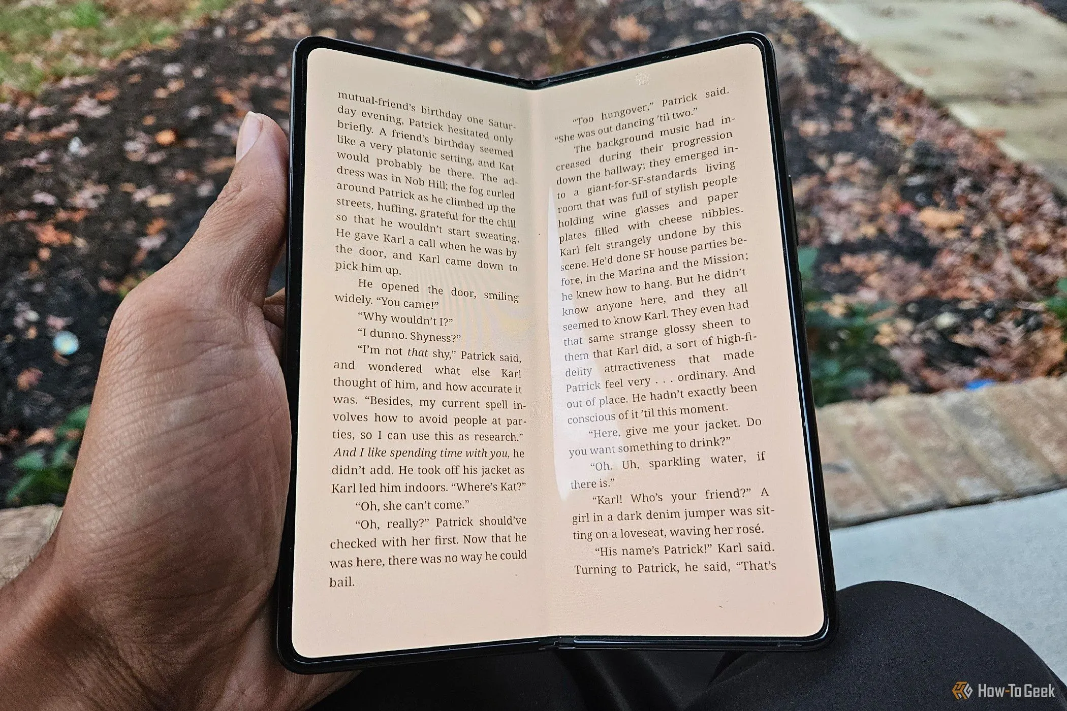 Người dùng đọc sách trên Galaxy Z Fold 5 mở ra như cuốn sách, tận dụng màn hình lớn cho trải nghiệm thư giãn