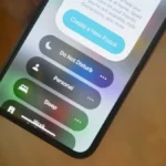 Người dùng iPhone đang cài đặt Chế độ Tập trung để tăng năng suất làm việc và học tập hiệu quả