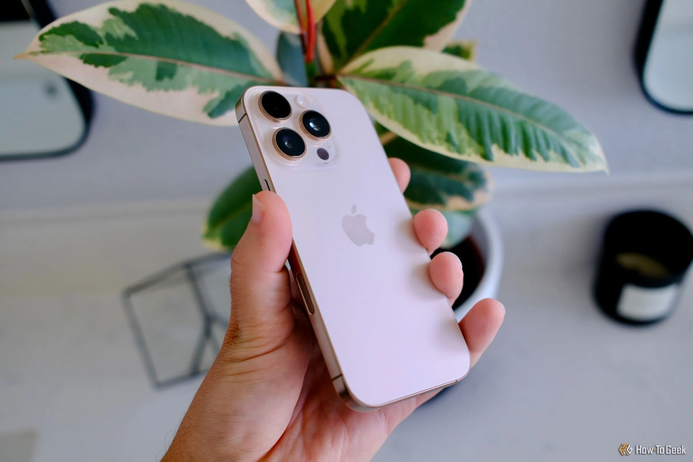 Người dùng thao tác trên điện thoại iPhone, chuẩn bị cài đặt tính năng Google Maps.