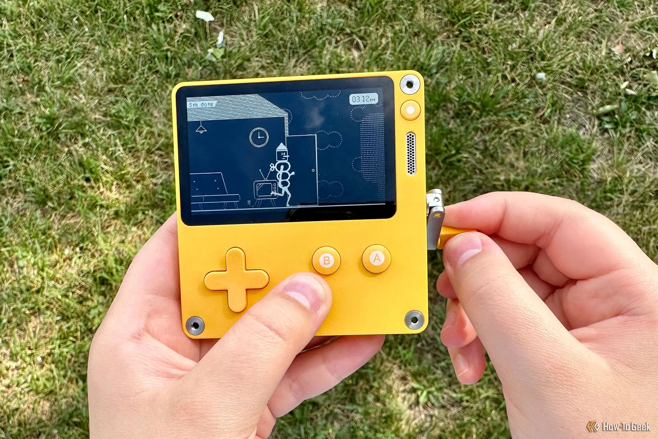 Người dùng trải nghiệm chơi game trên máy Playdate với cần quay.