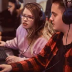 Nhóm game thủ tuổi teen chơi game mạng LAN tại phòng máy, gợi nhớ kỷ niệm thời Diablo II