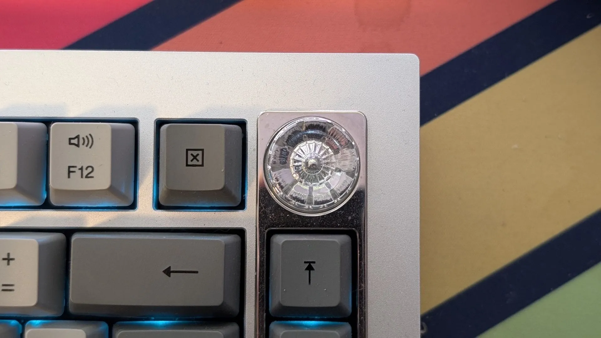 Núm xoay âm lượng trên bàn phím cơ OnePlus Keyboard 81 Pro