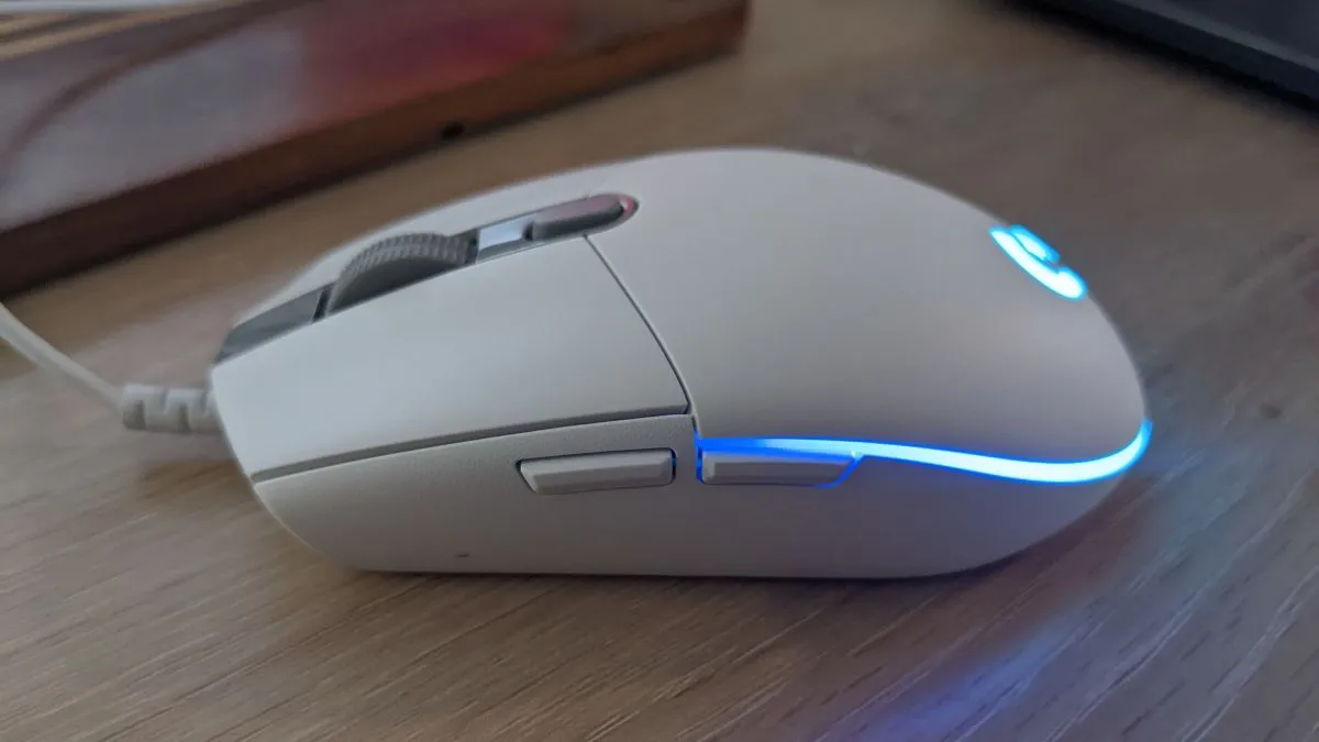 Nút bấm bên hông chuột gaming Logitech G203 có dây