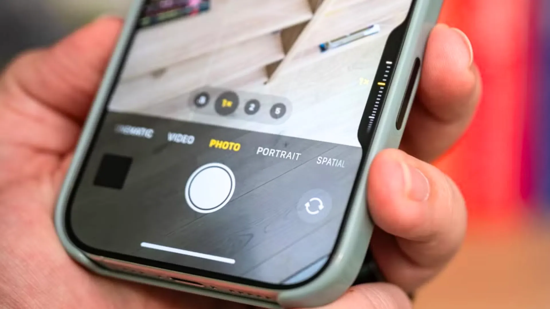 Nút Camera Control mới trên iPhone 16, mang lại trải nghiệm chụp ảnh nhanh chóng và tiện lợi.