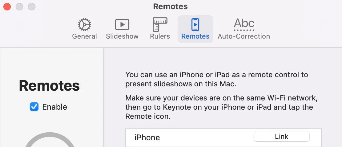 Nút &quot;Link&quot; (Liên kết) bên cạnh tên iPhone trong mục &quot;Remotes&quot; (Điều khiển từ xa) của cài đặt Keynote trên Mac.