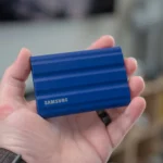 Ổ cứng SSD di động Samsung T7 Shield màu xanh lá cây được cầm trên tay người, dùng để mở rộng dung lượng Xbox