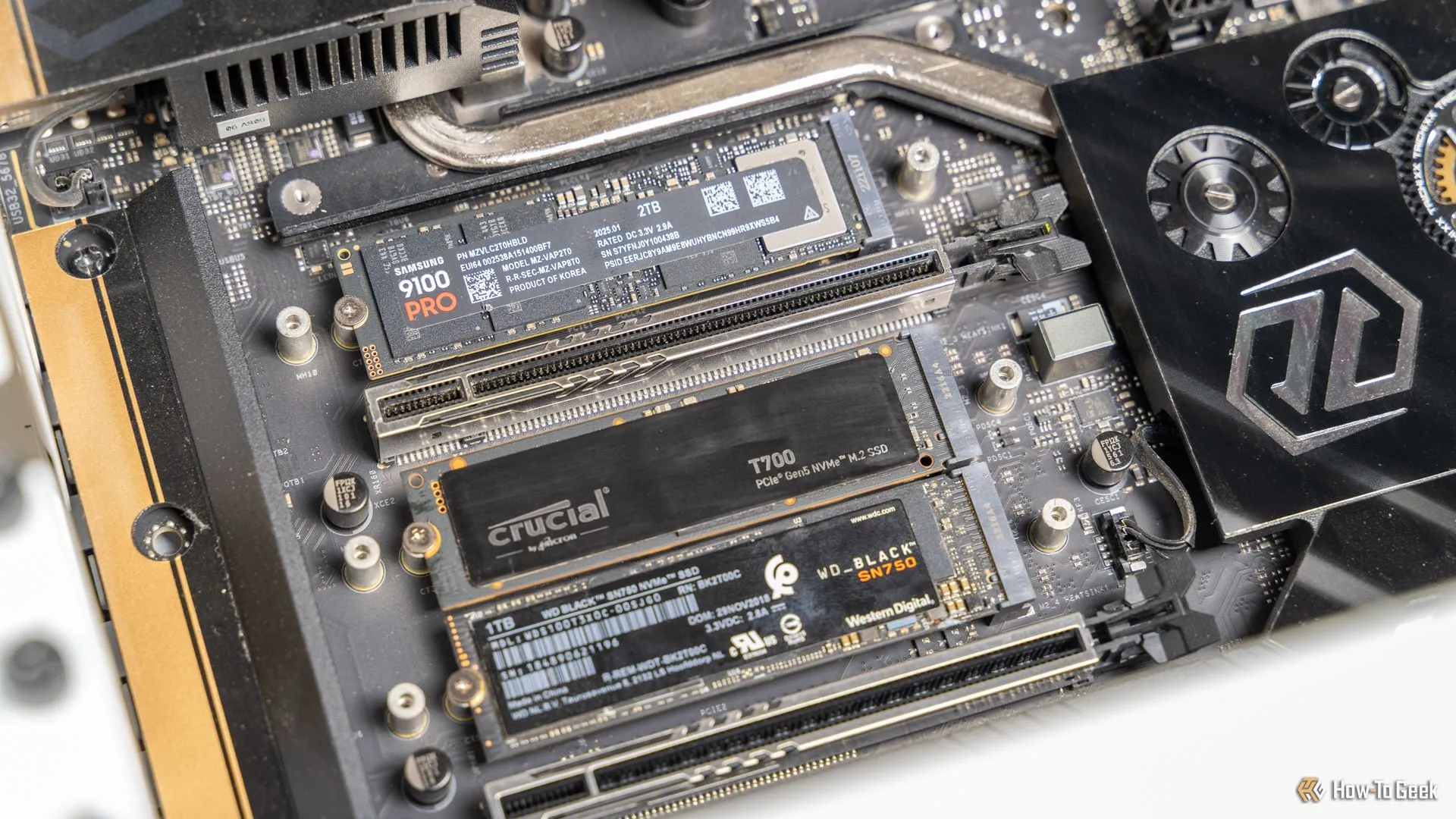 Ổ cứng SSD Samsung 9100 PRO NVMe được lắp đặt trên bo mạch chủ cùng các ổ M.2 khác