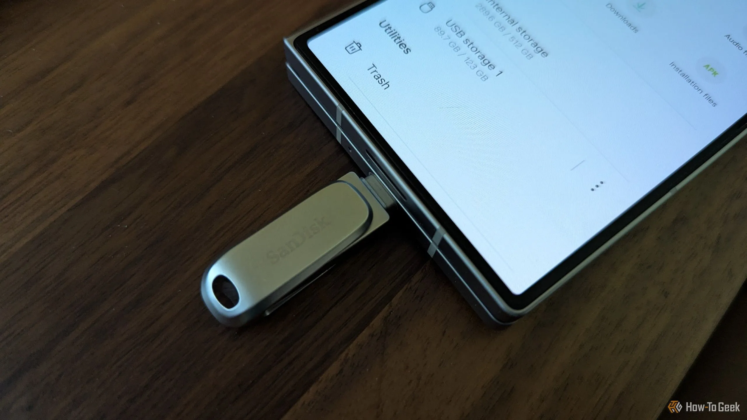 Ổ đĩa flash USB-C SanDisk Luxe được cắm vào cổng của điện thoại Samsung Galaxy Z Fold 6, minh họa khả năng sao lưu và truyền dữ liệu nhanh chóng.