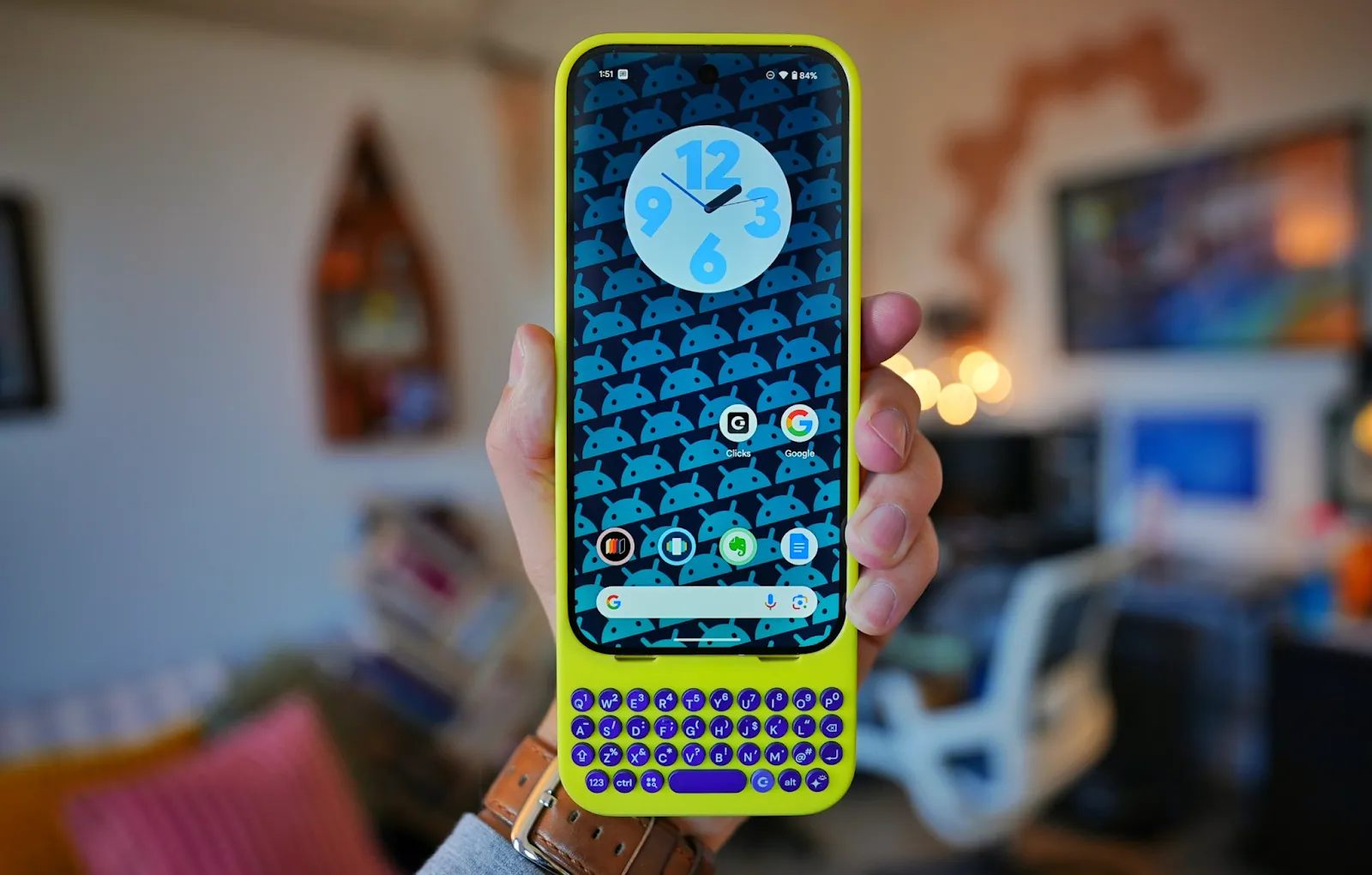 Ốp lưng Clicks Keyboard Case gắn trên điện thoại Google Pixel, minh họa giải pháp bàn phím vật lý sẵn có cho smartphone hiện đại.