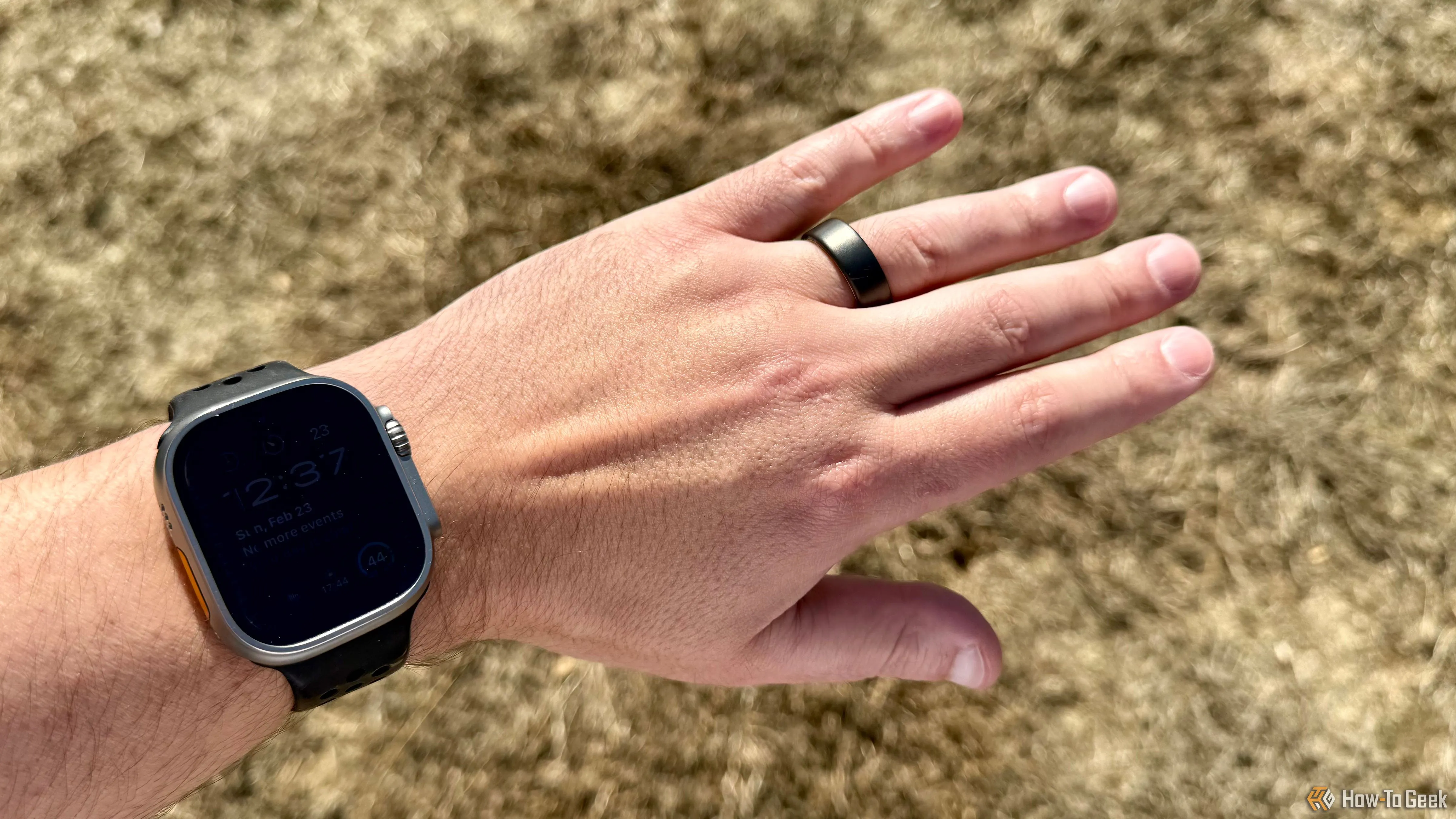 Oura Ring 4 trên ngón áp út trái của người đeo