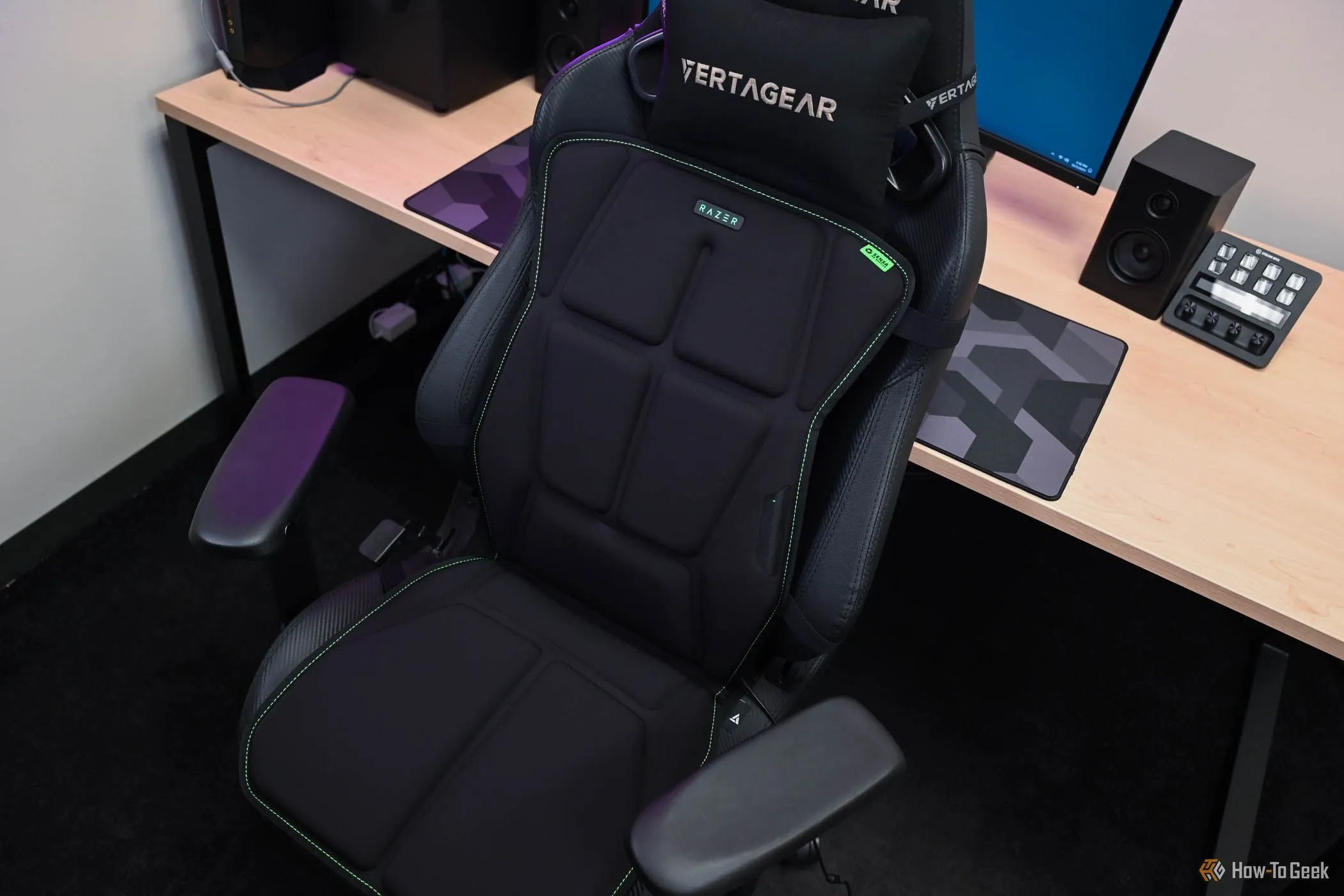 Razer Freyja được đặt trên ghế gaming trong không gian chơi game