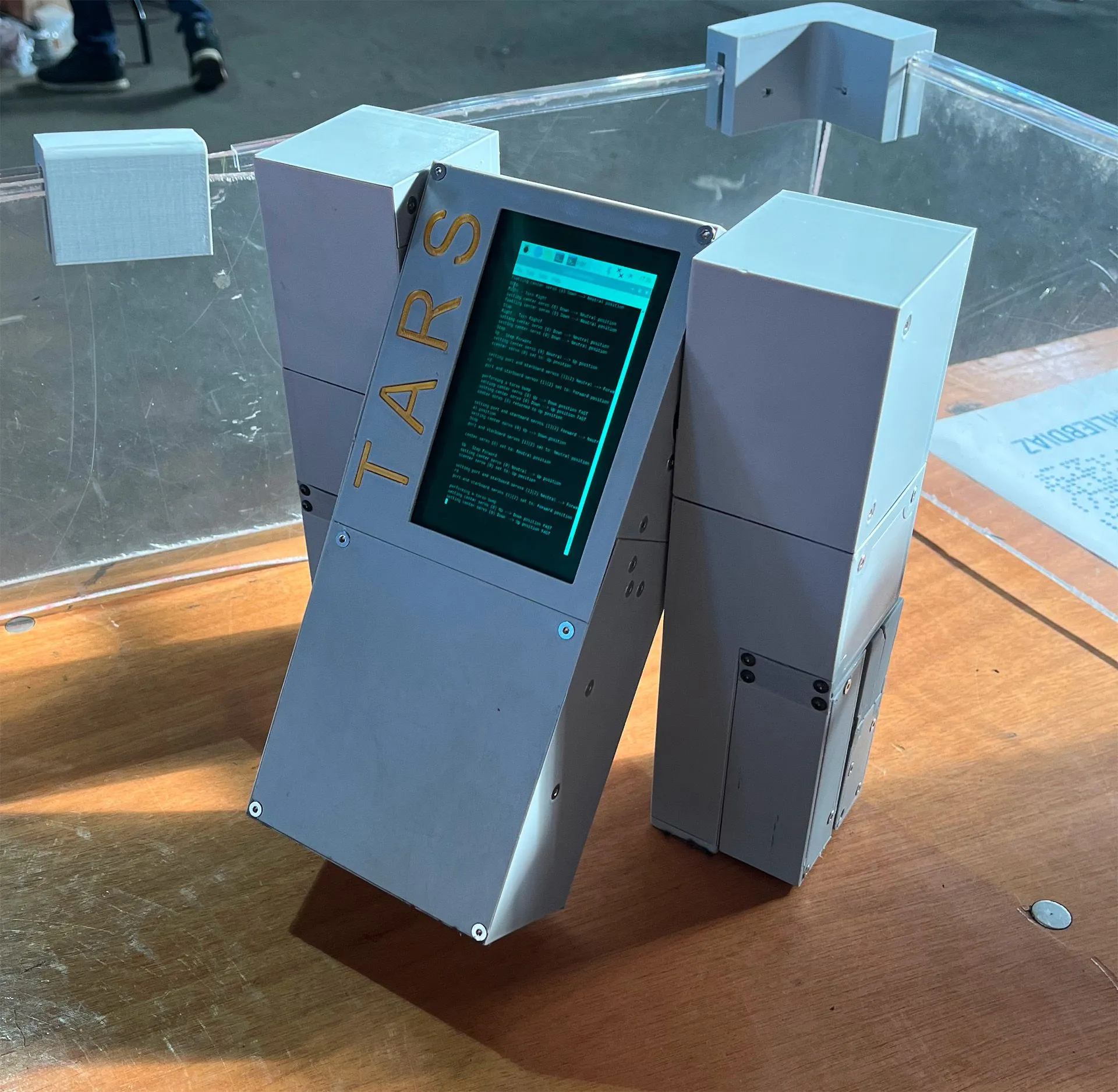 Robot TARS phiên bản thu nhỏ hoạt động nhờ Raspberry Pi, lấy cảm hứng từ phim Interstellar
