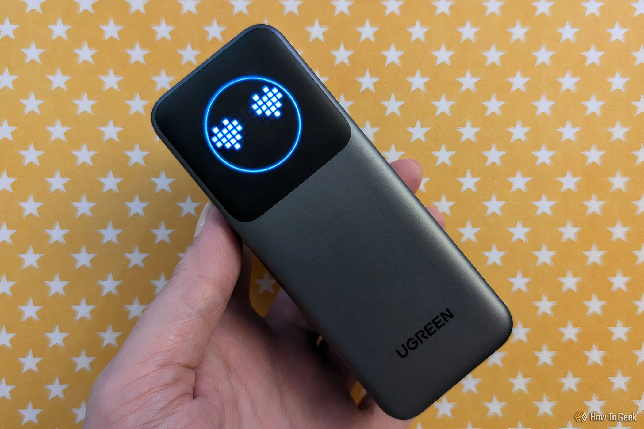 Sạc dự phòng Ugreen Nexode Power Bank 12000mAh hiển thị màn hình biểu tượng cảm xúc
