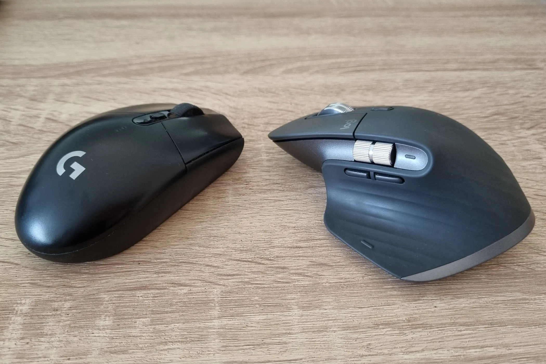 So sánh chuột không dây Logitech G305 và MX Master 3S