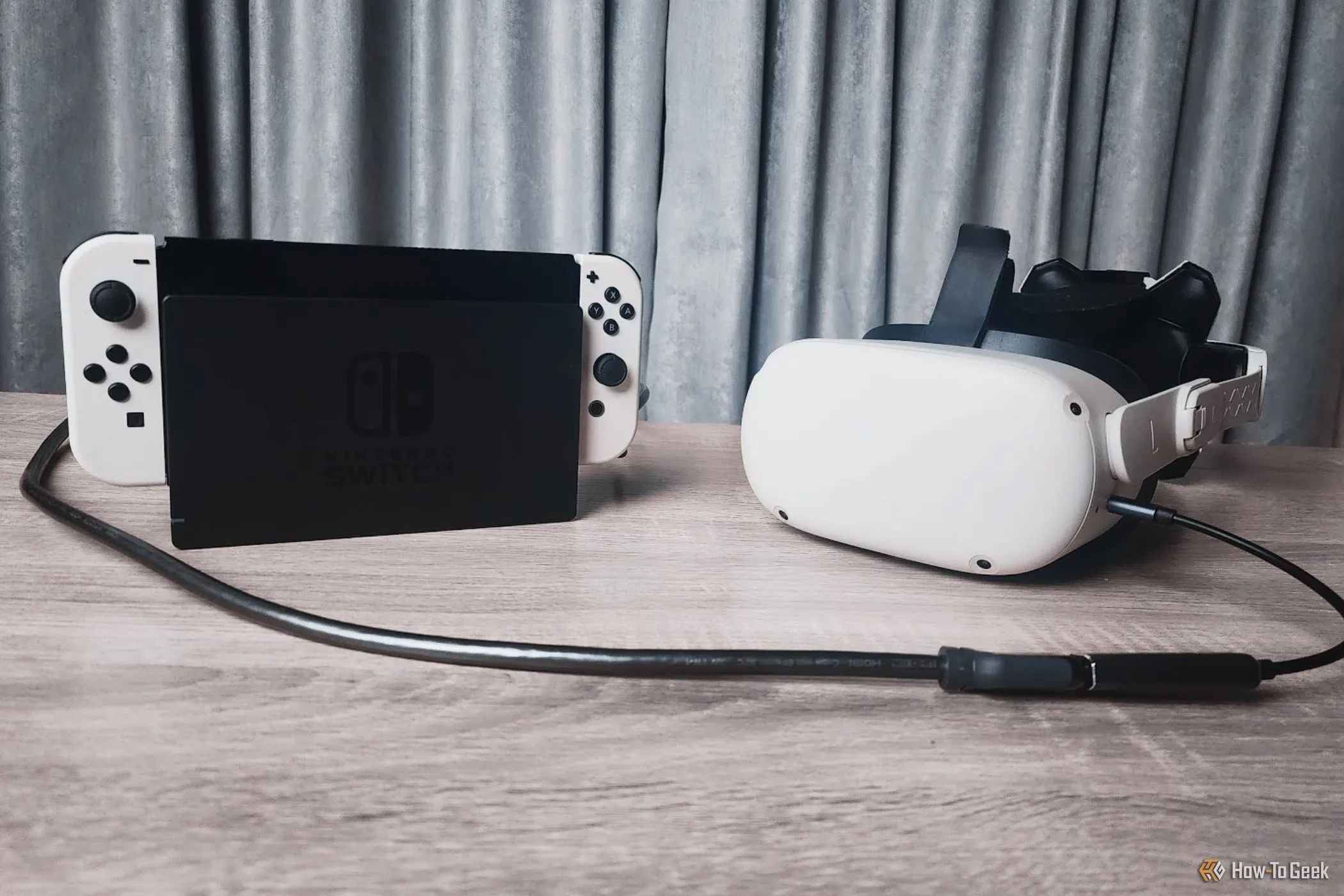 So sánh Meta Quest 2 với Nintendo Switch OLED, hai nền tảng gaming phổ biến với mức độ kiểm duyệt game khác nhau.