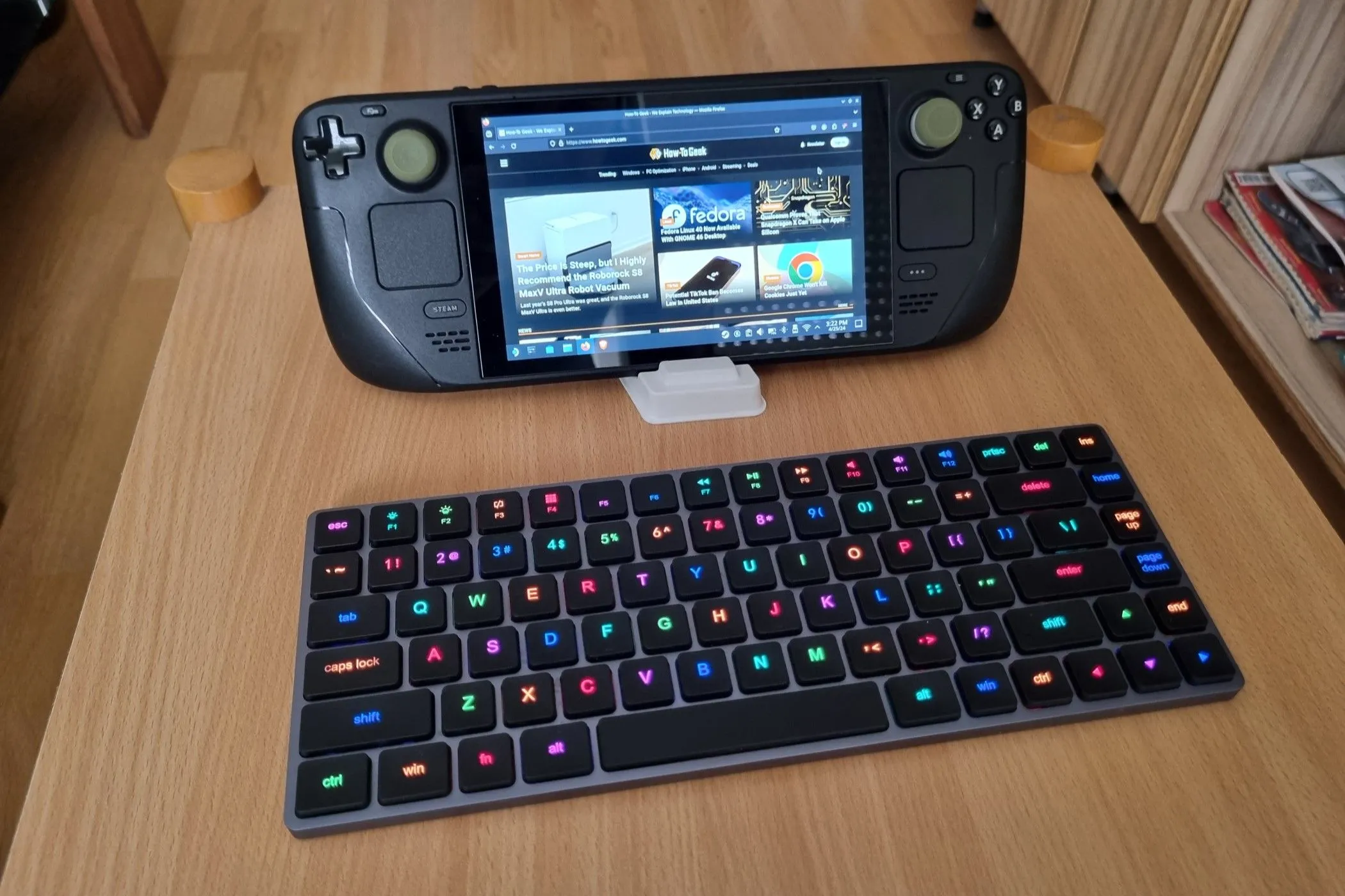 Steam Deck được đặt trước bàn phím có kích thước nhỏ, thể hiện khả năng sử dụng như một máy tính để bàn di động